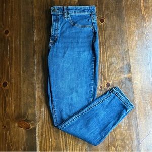 Universal Thread Women’s size 14 size 32 High Rise Jeans Medium Wash slight flaw